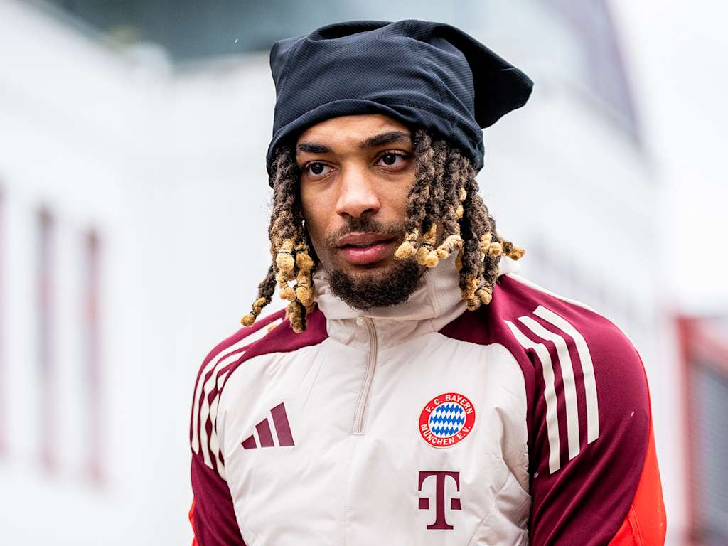 Sacha Boey kommt aus der Kabine auf dem Trainingsgelände des FC Bayern