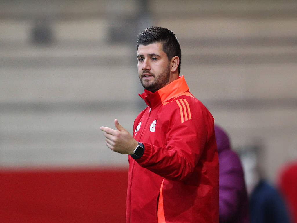 Peter Gaydarov, Cheftrainer der U19 des FC Bayern, während eines Spiels an der Seitenlinie stehend.