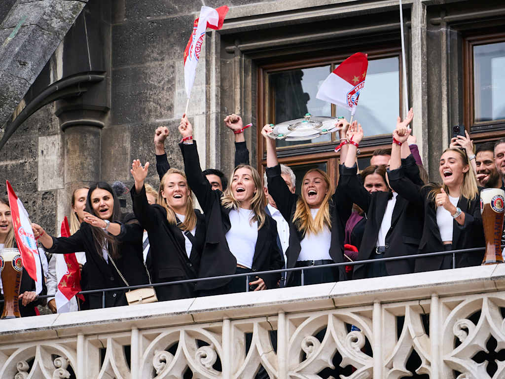 Die FCB-Frauen auf dem Rathausbalkon zum Meisterinnen-Empfang im Mai 2024.
