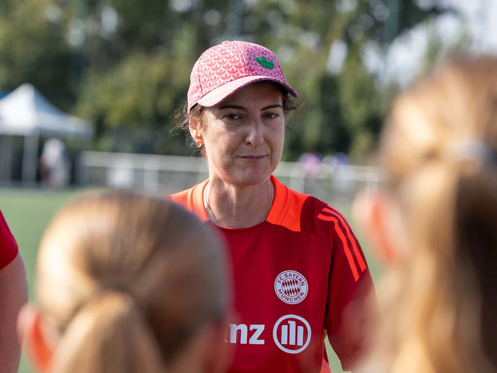 Ivon Karras, Cheftrainerin der U15-Juniorinnen, während einer Trainingseinheit mit ihrer Mannschaft.