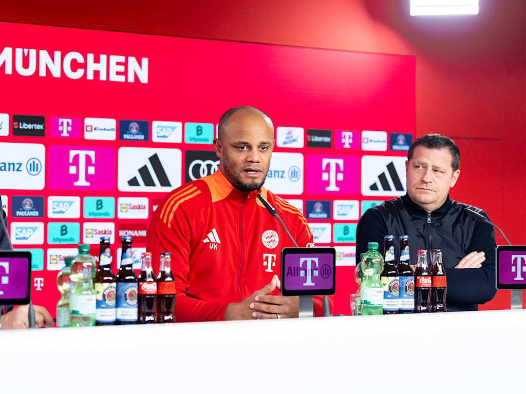 Dieter Nickles, Vincent Kompany y Max Eberl hablan con la prensa antes del partido en casa del Leipzig