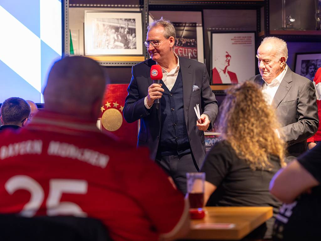 Prof. Dr. Dieter Mayer speaks at the FC Bayern members' quiz.
