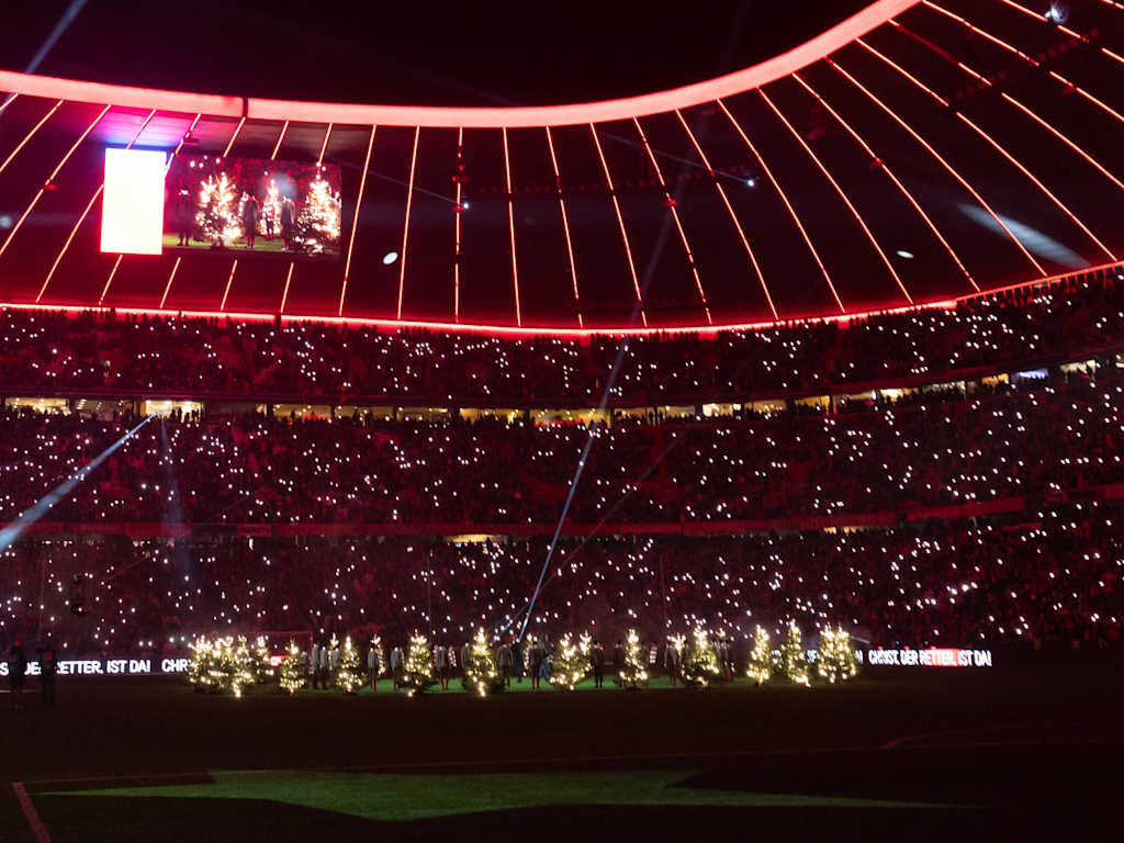 Nach dem letzten Heimspiel gegen Leipzig singen die Menschen in einer ergreifenden Atmosphäre in der Allianz Arena Stille Nacht, Heilige Nacht