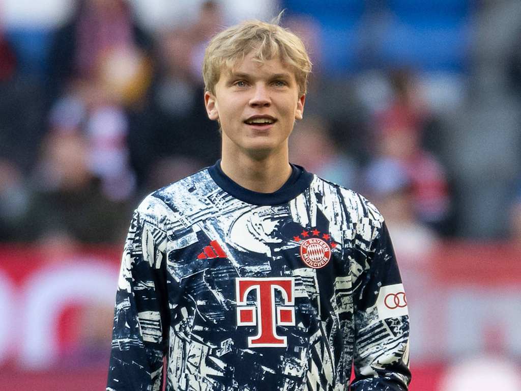 Frans Krätzig beim Aufwärmen vor einem Heimspiel des FC Bayern in der Allianz Arena.