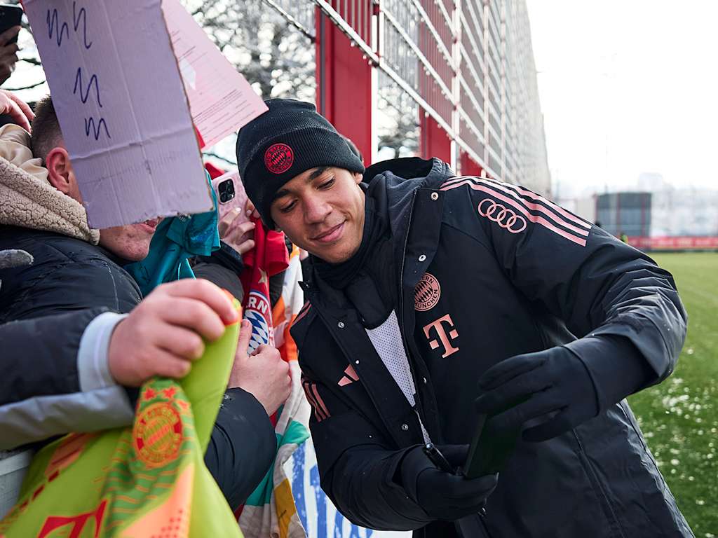 Jamal Musiala firma autógrafos tras el entrenamiento del FC Bayern