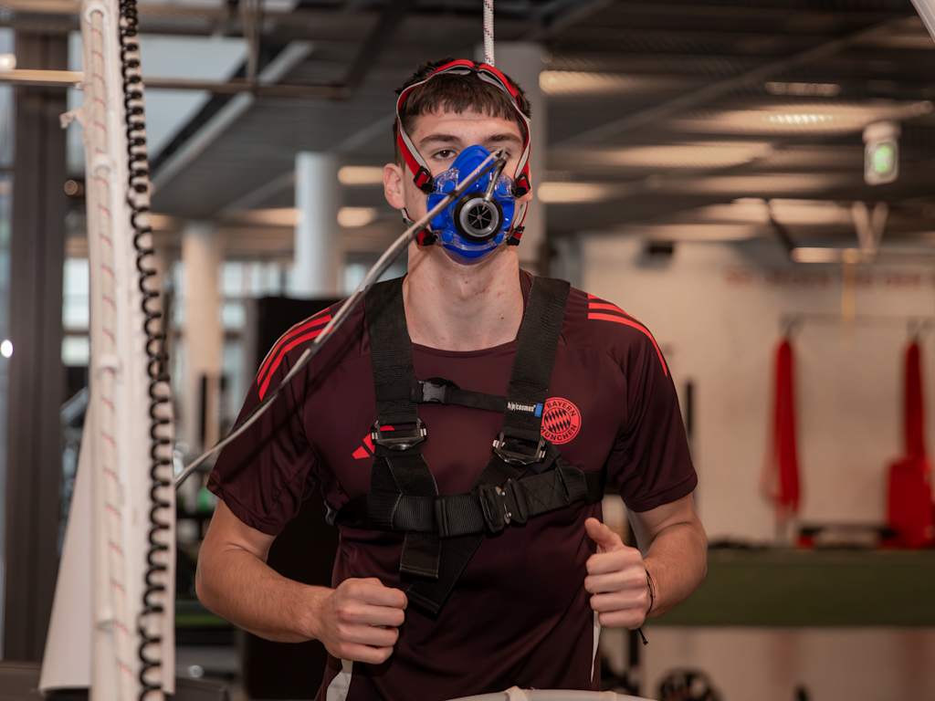 Ljubo Puljić rennt auf dem Laufband im Zuge der Leistungsdiagnostik am FC Bayern Campus.