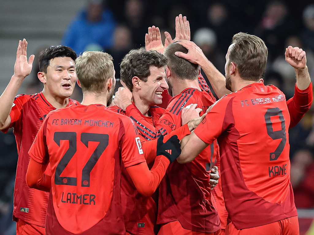 FC Bayern-Spieler jubeln nach einem Tor im Freundschaftsspiel beim FC Red Bull Salzburg