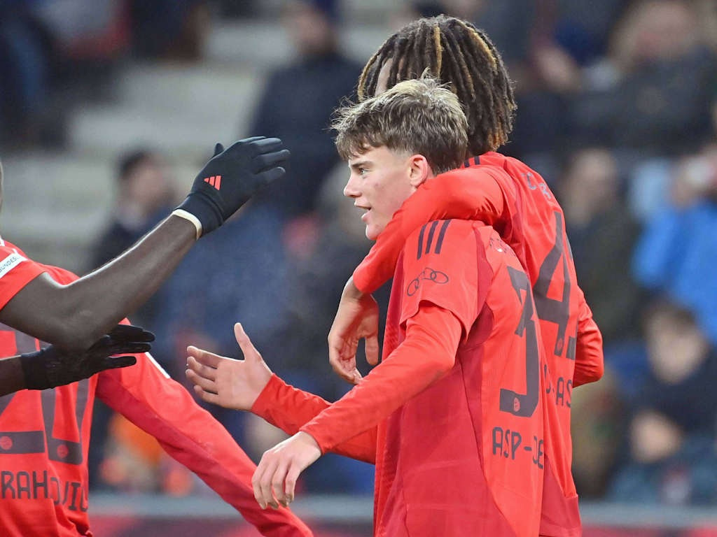 Jonathan Asp Jensen wird nach seinem ersten Tor für die FC Bayern Profis von seinen Mitspielern beglückwünscht.