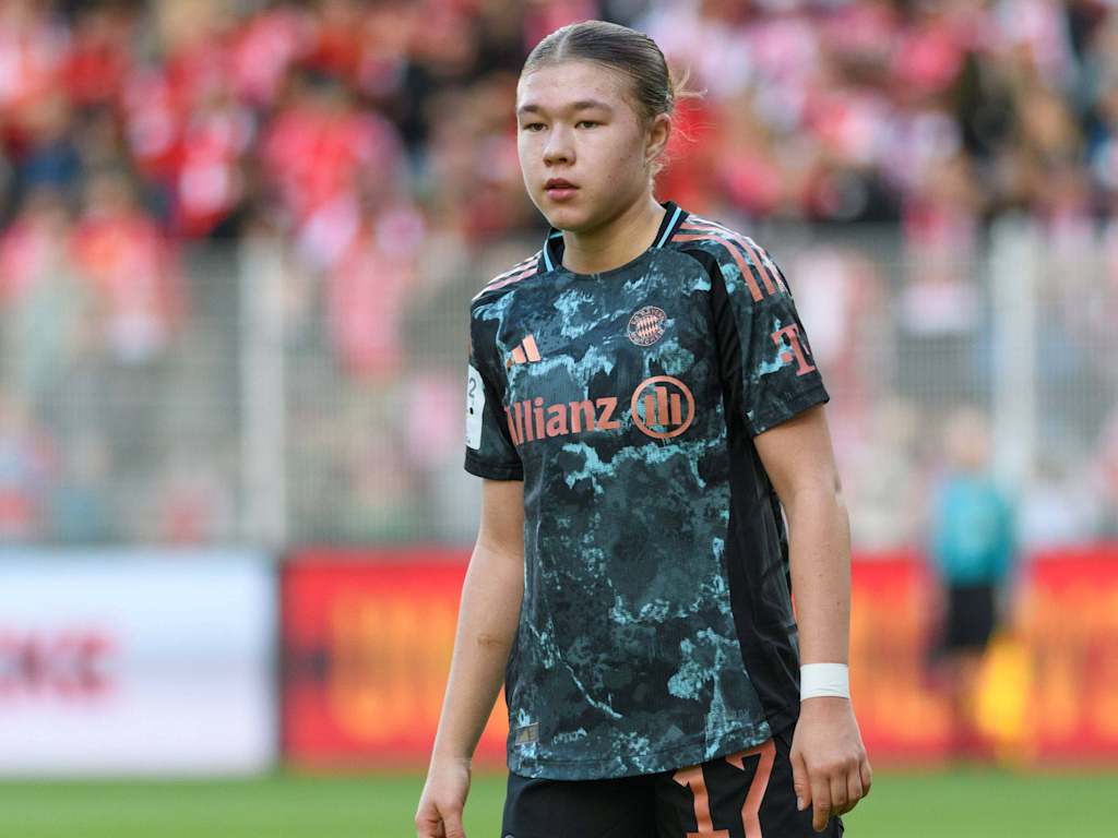 Lisa Karl von der zweiten Mannschaft der FC Bayern Frauen in einem Spiel im Auswärtstrikot auf dem Platz stehend