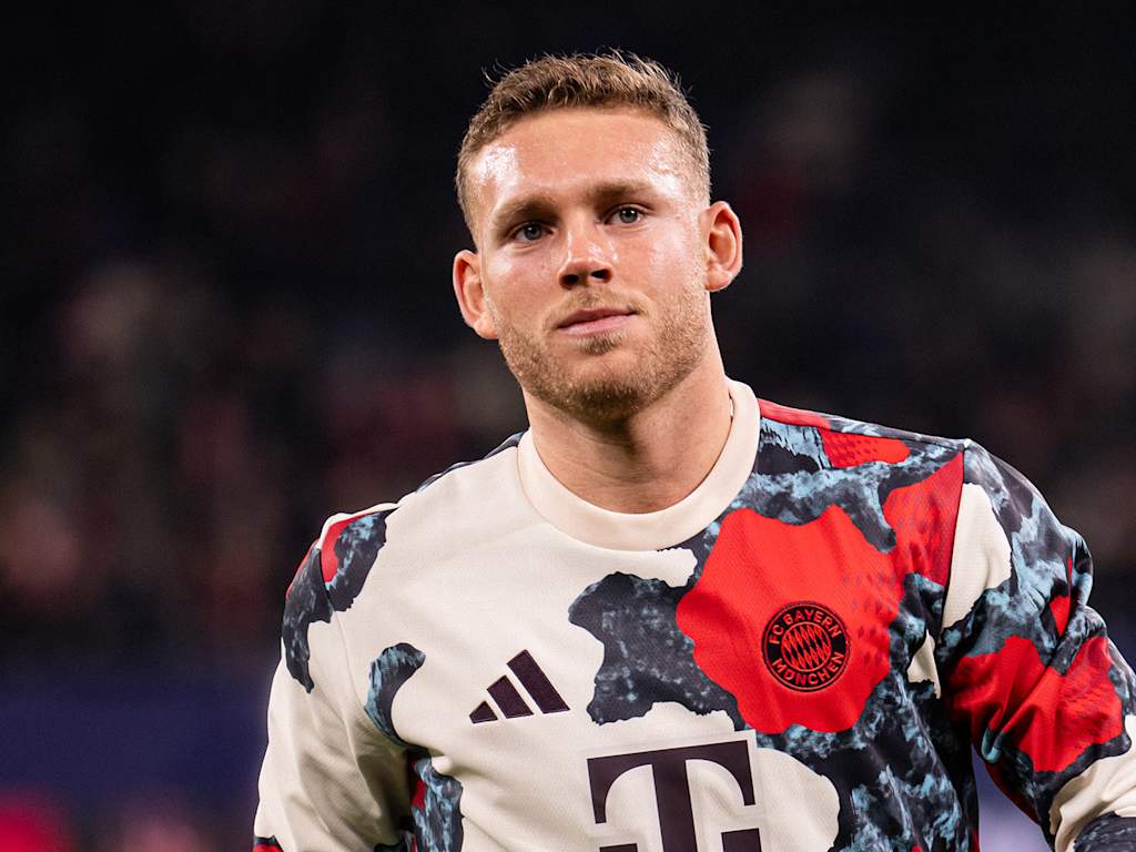 Daniel Peretz warming up before an FC Bayern match