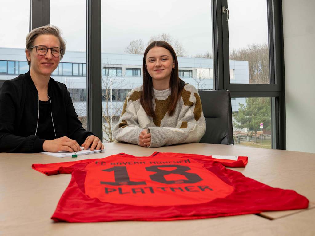 Maria Plattner bei der Vertragsunterschrift beim FC Bayern neben Nachwuchskoordinatorin Nathalie Bischof.