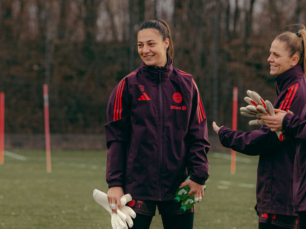 Goalkeeper Mala Grohs on the training pitch smiling with goalkeeping colleagues Anna Wellmann and Ena Mahmutovic.