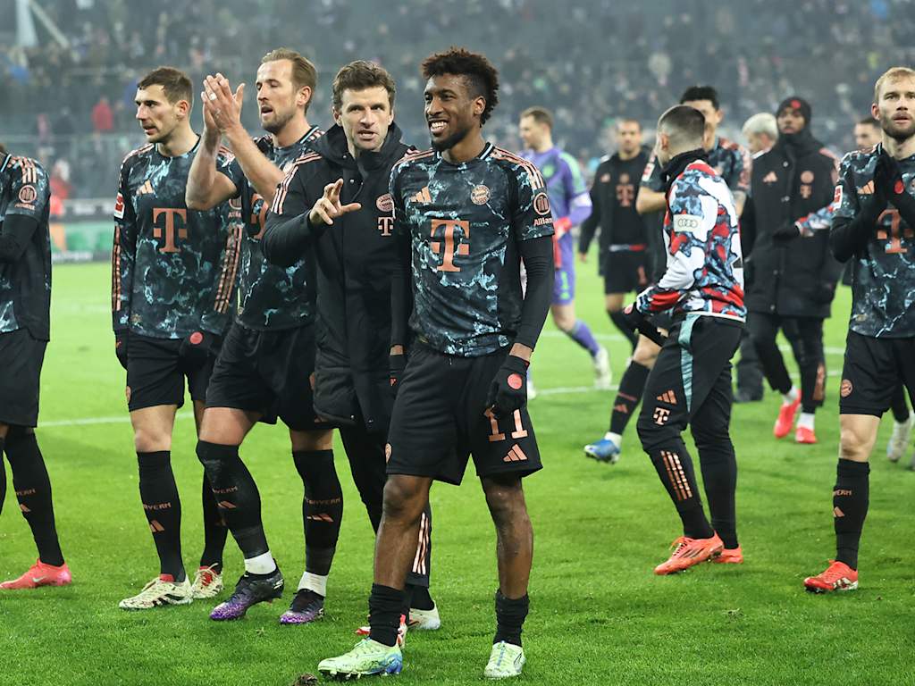 FC Bayern players celebrate after the win against Mönchengladbach