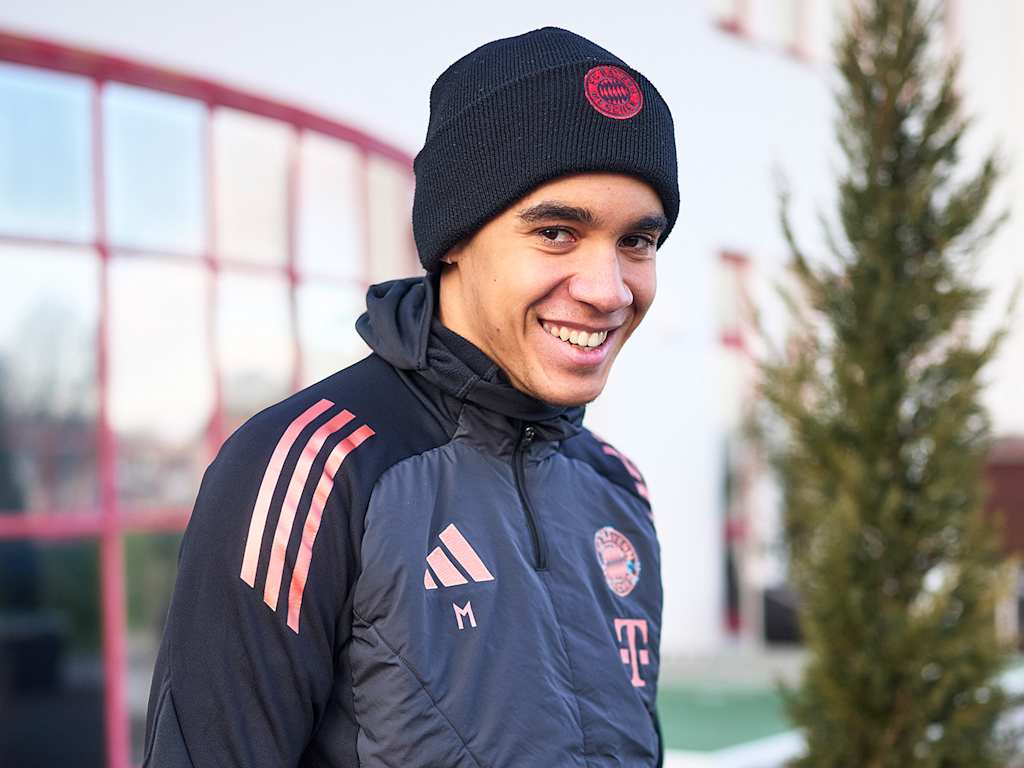 Jamal Musiala lächelt in die Kamera beim Herauskommen aus der Kabine des FC Bayern