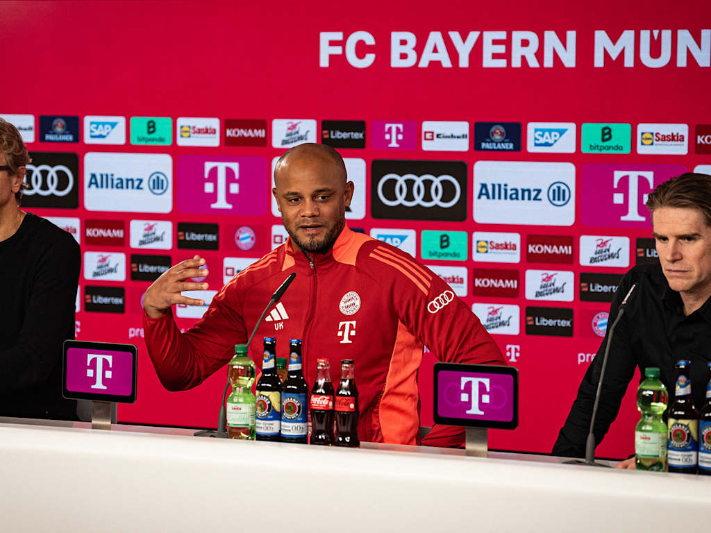 Dieter Nickles, Vincent Kompany y Christoph Freund en la rueda de prensa del FC Bayern previa al último partido de la primera vuelta 2024/25 contra el Hoffenheim.