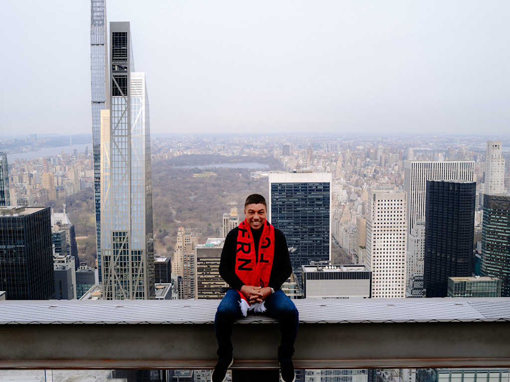 Giovane Elber sitzt vor der atemberaubenden Skyline von New York