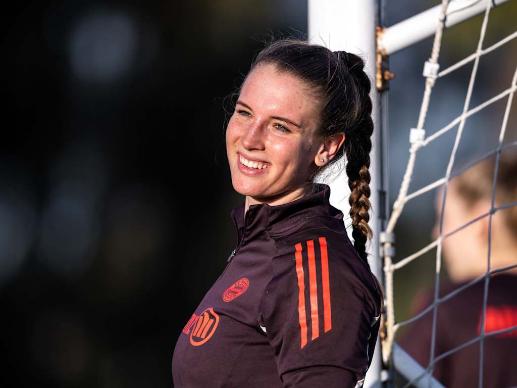 Ena Mahmutovic of FC Bayern Women smiling in goal
