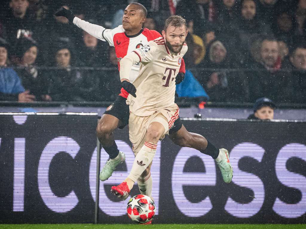 Konad Laimer en un duelo en el partido entre FC Bayern y Feyenoord Rotterdam