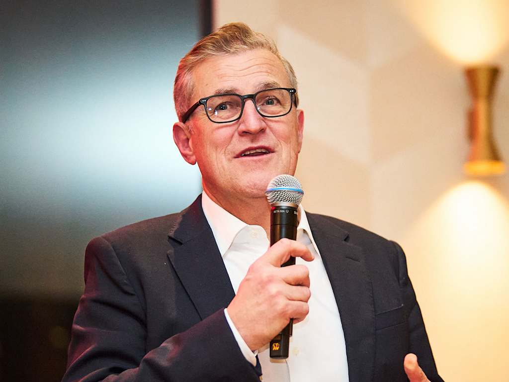 Jan-Christian Dreesen pronuncia un discurso en el banquete del FC Bayern en Rotterdam.
