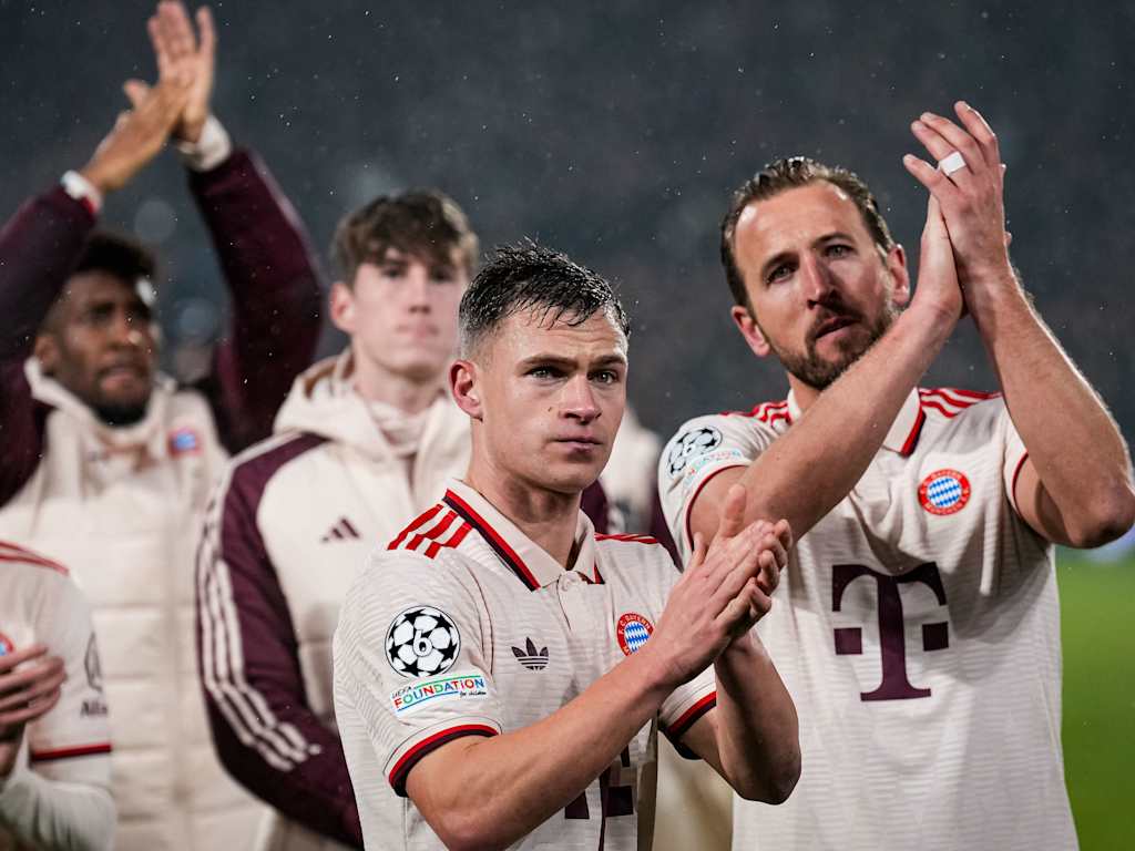 Die Spieler des FC Bayern bedanken sich enttäuscht beim mitgereisten Anhang in Rotterdam