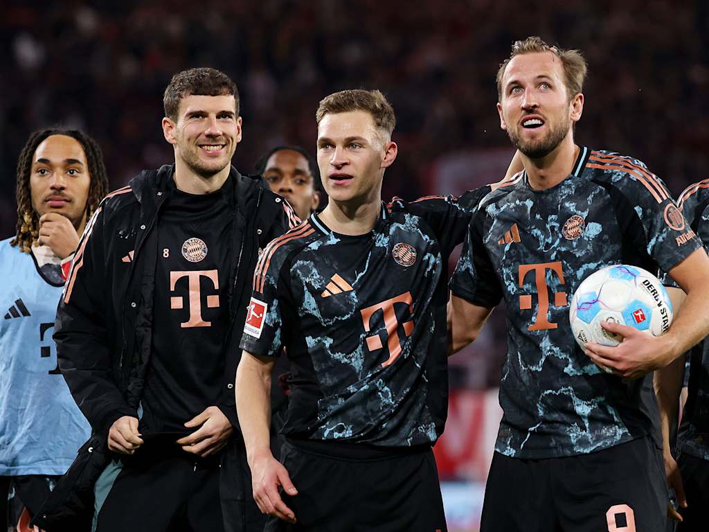 Fröhliche Bayern-Spieler nach dem Auswärtssieg beim SC Freiburg