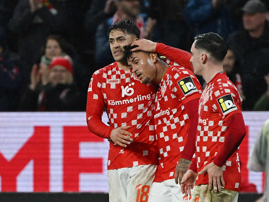 Armindo Sieb feiert nach seiner Torvorlage mit seinen Teamkollegen vom FSV Mainz 05.