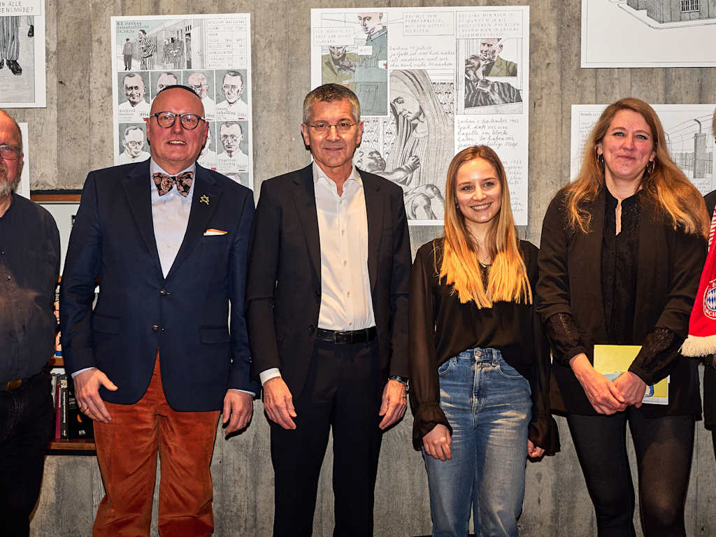 Foto de grupo con el diácono Frank Schleicher, Uwe Dziuballa, el presidente del FC Bayern Herbert Hainer, Regina Rockinger, la presentadora Mara Pfeiffer y Eberhard Schulz (desde la izquierda).