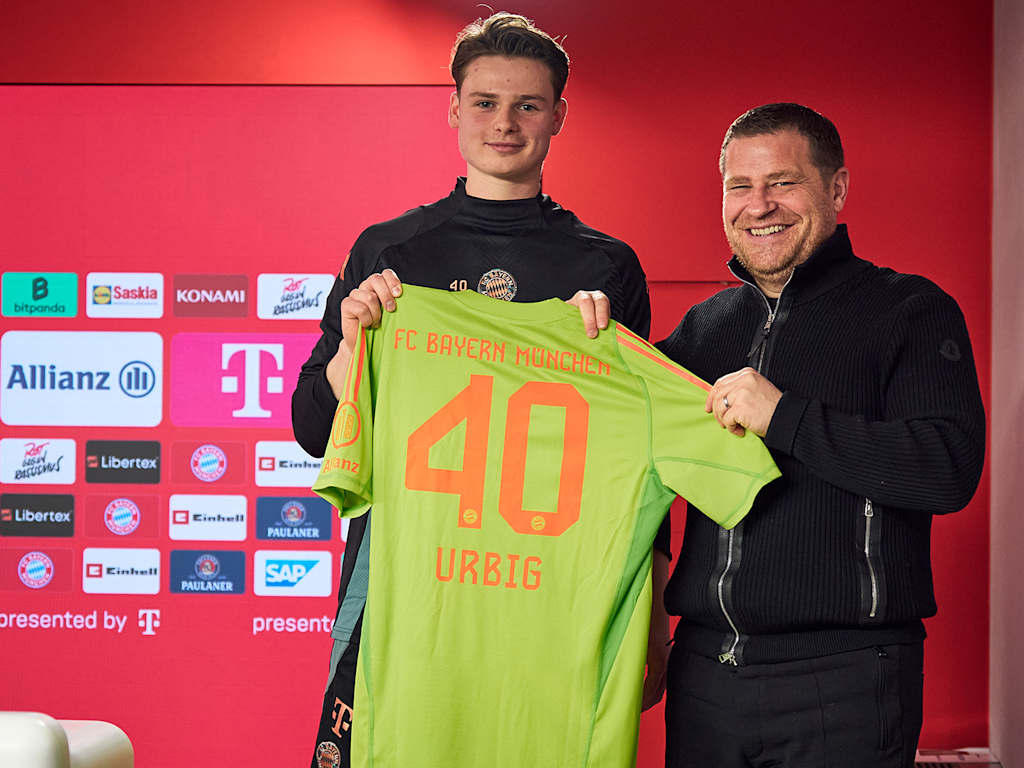 FC Bayern Neuzugang Jonas Urbig mit Sportvorstand Max Eberl