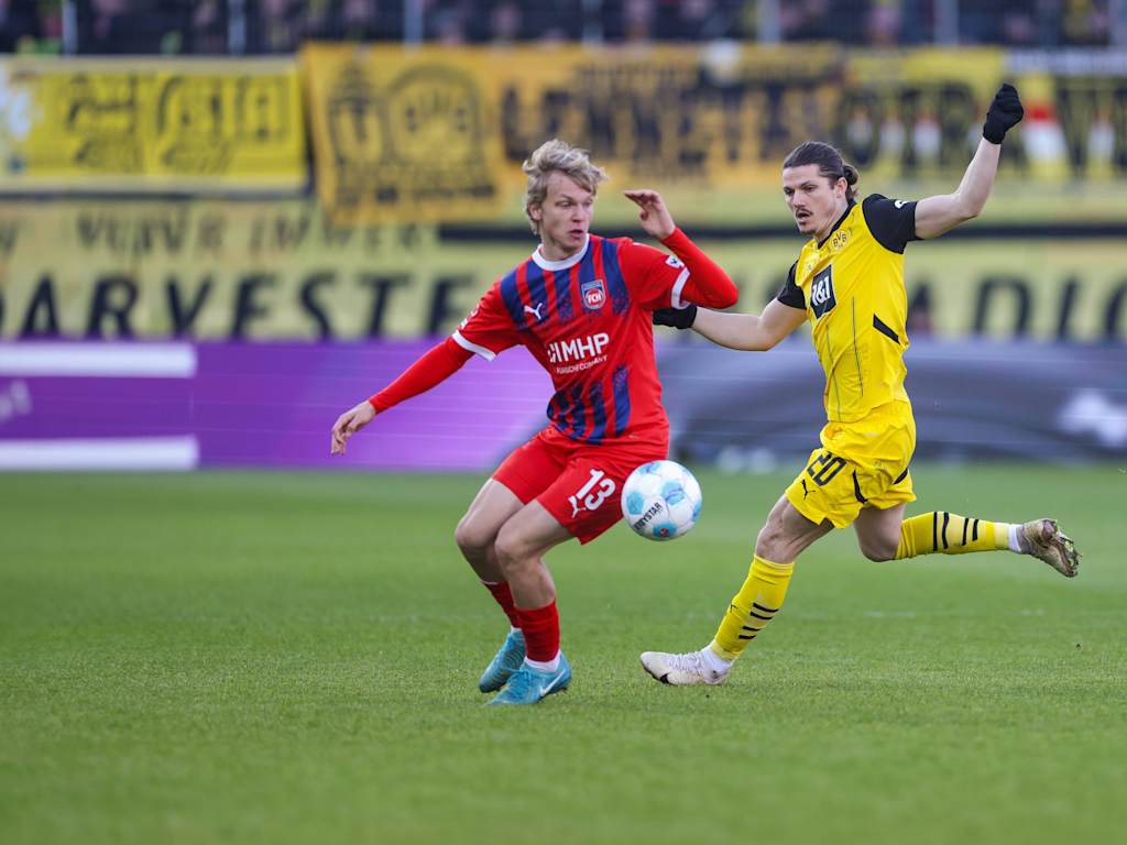 Frans Krätzig mit dem Ball am Fuß im Heimspiel gegen Borussia Dortmund