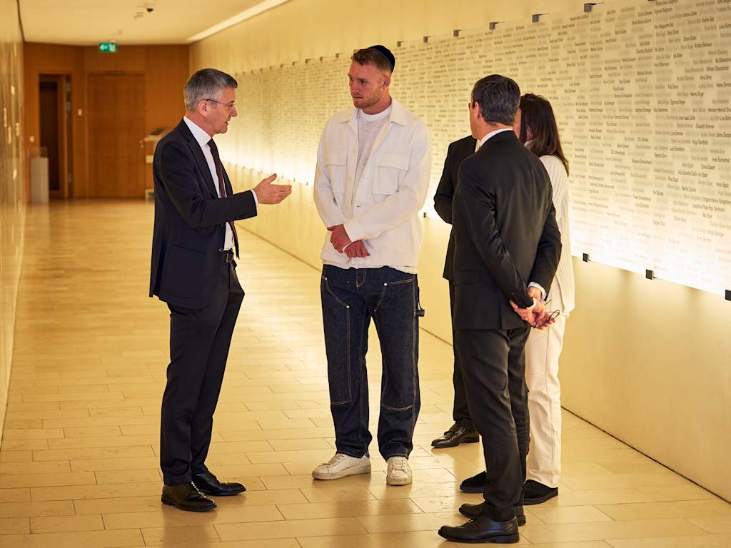 Herbert Hainer und Daniel Peretz in der Synagoge in München