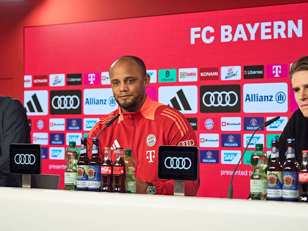 El portavoz de prensa Dieter Nickles, el entrenador Vincent Kompany y el director deportivo Christoph Freund en la rueda de prensa del FC Bayern antes del partido contra el Bremen.