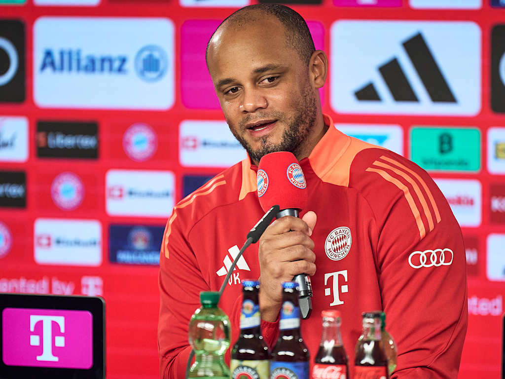 Vincent Kompany mit Mikrofon in der Hand im Pressetalk des FC Bayern vor Bremen-Spiel.