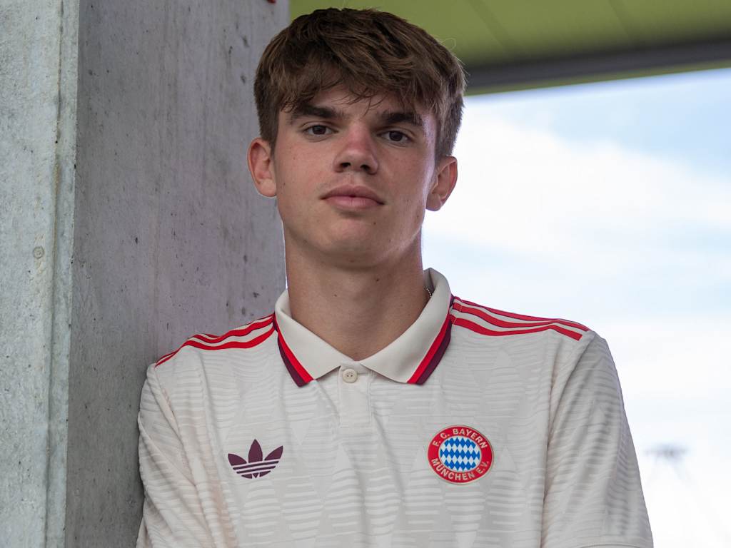Guido Della Rovere, Amateure Mittelfeldspieler, blickt im Stadion am Campus nach vorne.