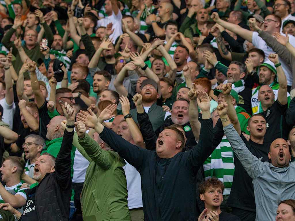 Fans von Celtic singen im Celtic Park