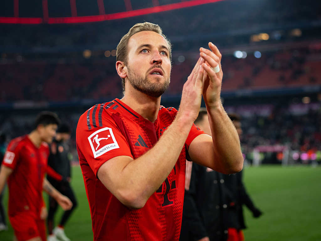 Harry Kane klatscht in Richtung der FC Bayern Fans nach dem Sieg gegen Bremen