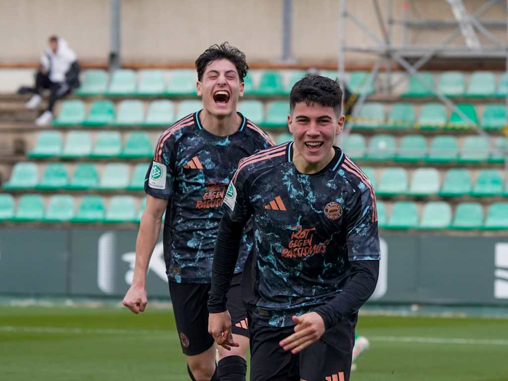 Felipe Chávez und Deniz Ofli jubeln nach dem 1:0-Führungstreffer der FCB-U19.