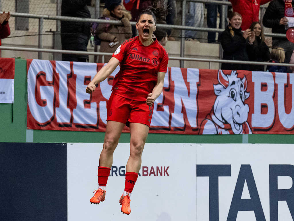 Jovana Damnjanović springt in die Luft und jubelt nach ihrem Tor.