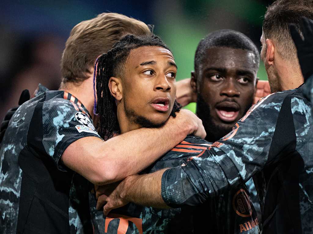 Michael Olise wird von seinem Teamkollegen umarmt nach seinem 1:0 im Champions League-Spiel des FC Bayern bei Celtic Glasgow