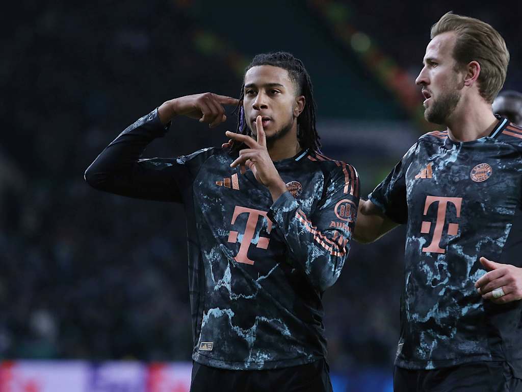 Michael Olise jubelt mit Harry Kane nach dem Tor zum 1:0 im Champions League-Spiel des FC Bayern bei Celtic Glasgow