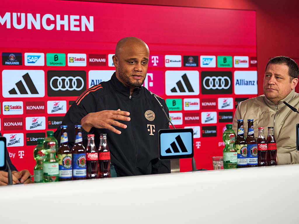 Dieter Nickles, Vincent Kompany y Max Eberl en una rueda de prensa previa al partido en Leverkusen