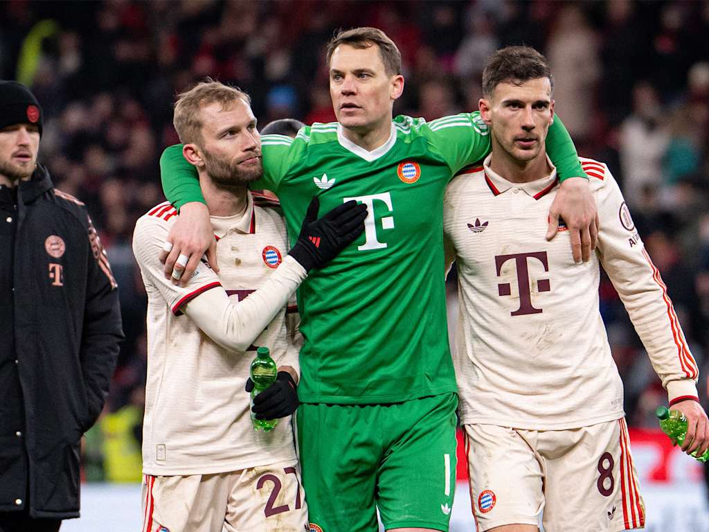 Manuel Neuer umarmt Konrad Laimer und Leon Goretzka nach dem Bundesliga-Spiel des FC Bayern in Leverkusen.