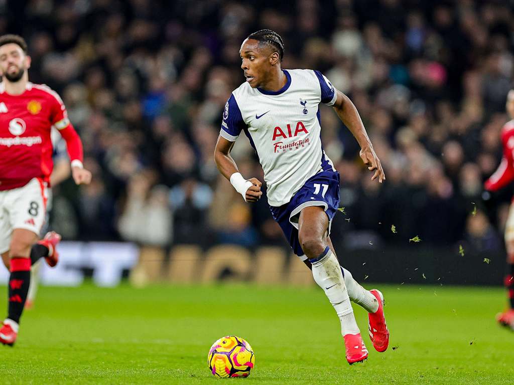 Mathys Tel mit dem Ball am Fuß während des Heimspiels gegen Manchester United.