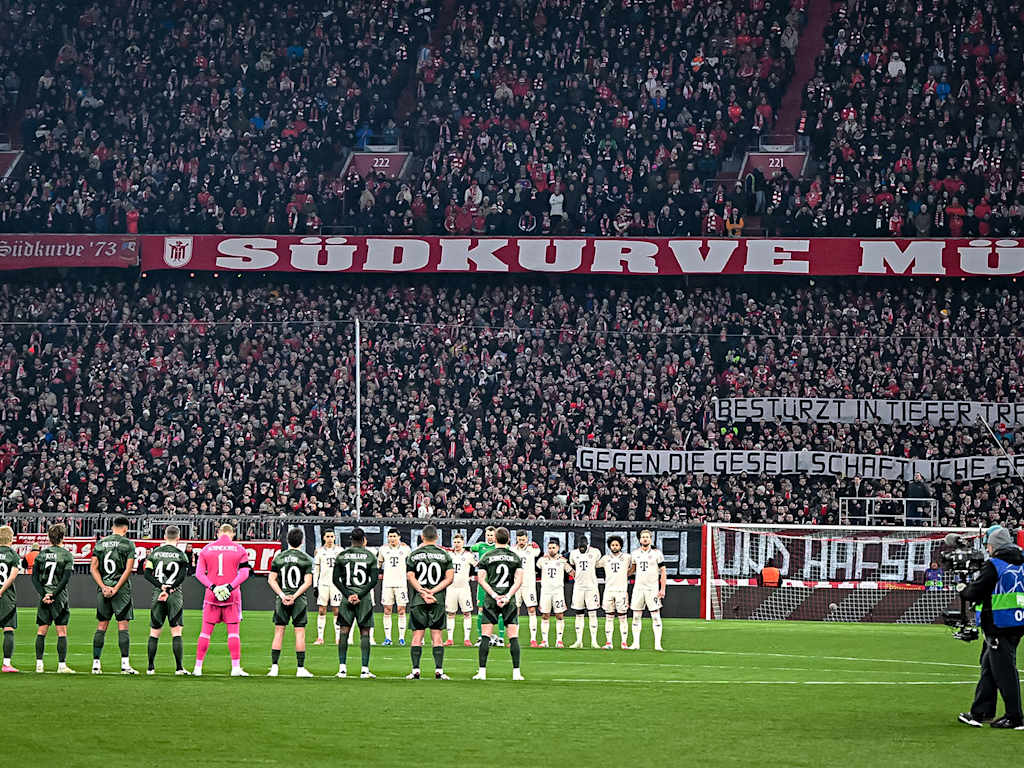 Gedenkminute für die Opfer des Anschlags von München vor Anpfiff der Partie des FC Bayern gegen Celtic Glasgow.