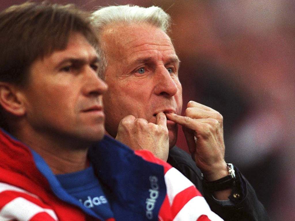 Giovanni Trapattoni silba con los dedos, Klaus Augenthaler a su lado