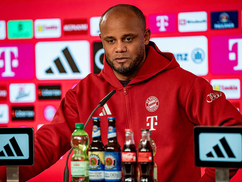 Vincent Kompany beantwortet Fragen im Pressetalk des FC Bayern