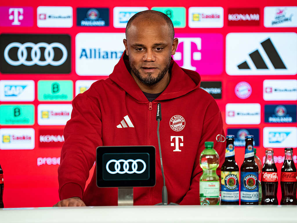 Vincent Kompany responde a las preguntas de la rueda de prensa del FC Bayern