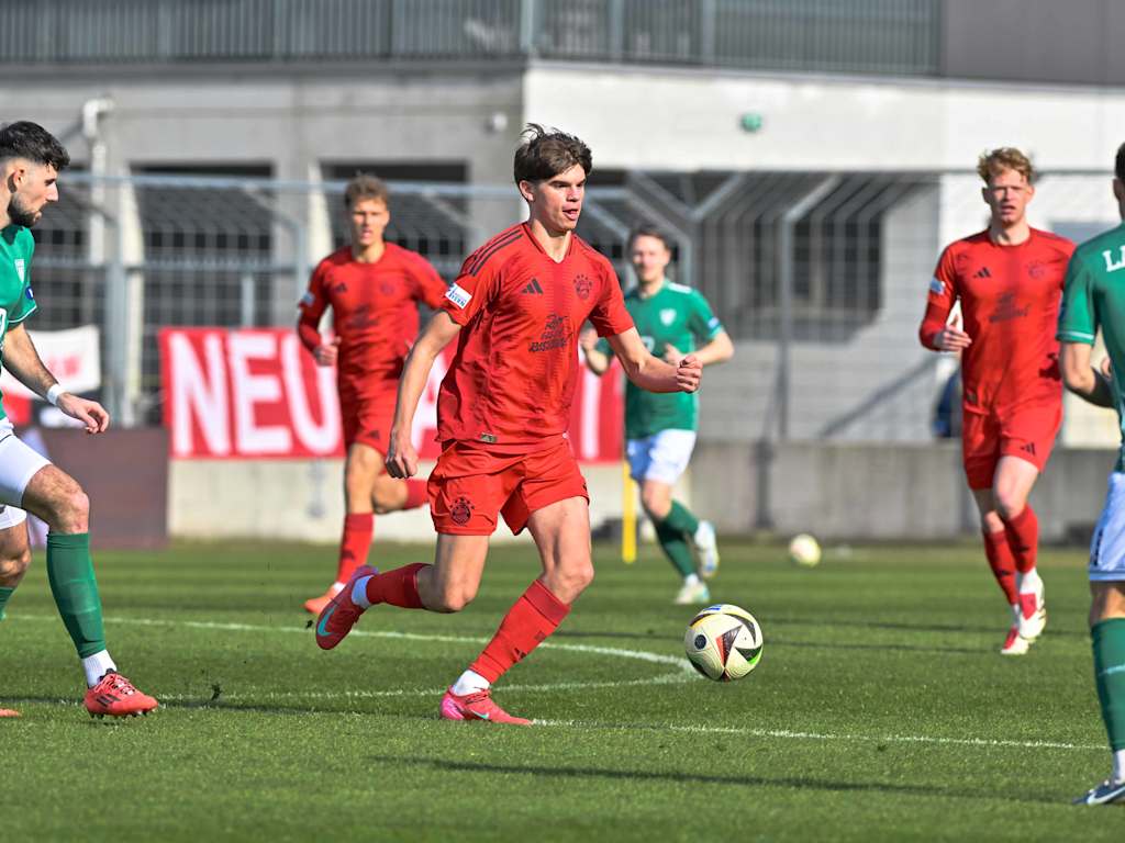 Guido Della Rovere von den FC Bayern Amateure im Spiel gegen Schweinfurt am Ball.