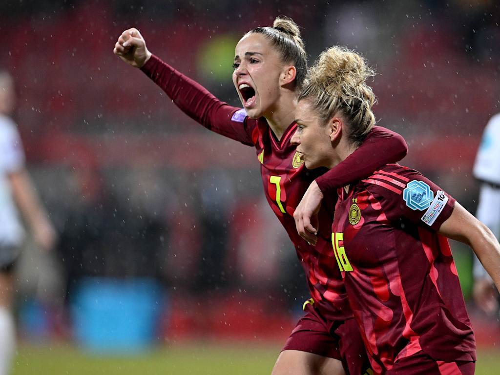 Linda Dallmann und Giulia Gwinn jubeln Arm in Arm über den Sieg der DFB-Frauen gegen Österreich.