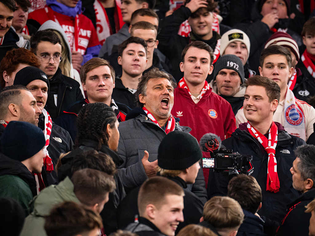 Startenor Jonas Kaufmann singt inmitten der Südkurve in der Münchner Allianz Arena.