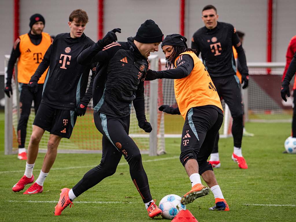 Michael Olise im Zweikampf im Training des FC Bayern